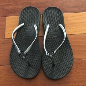 Black Havaianas flip flops 35-36 EUC